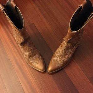 Nice Caramel Color Leather Boots. Great Condition